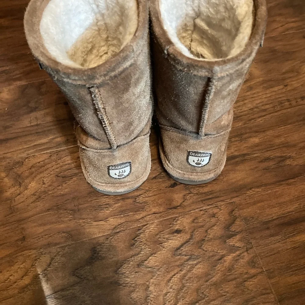 BearPaw Tan Suede Boots classic casual Youth Size 4 Winter Boots